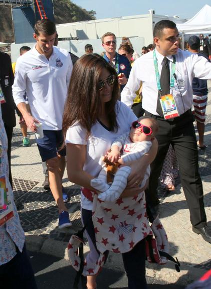Michael Phelps passeia com o filho e a mulher, no Rio