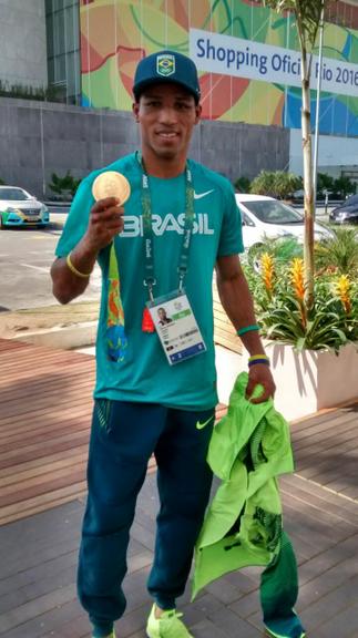 Robson Conceição exibe medalha olímpica