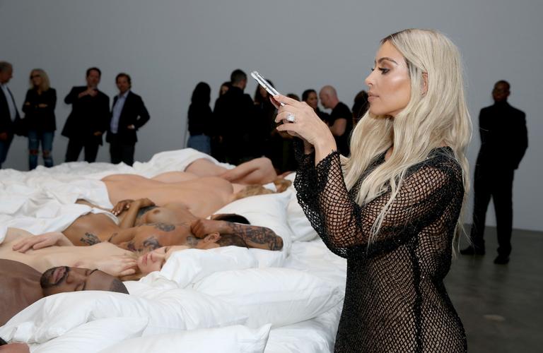 Kim Kardashian radicaliza o visual e adota o loiro platinado