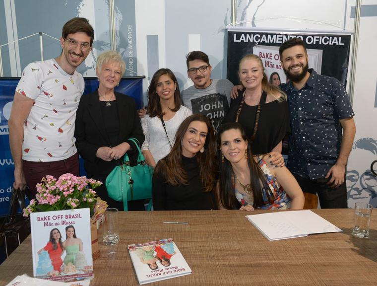 Ticiana Villas Boas e Camila Poli rodeadas pelos participantes do Bake Off Brasil