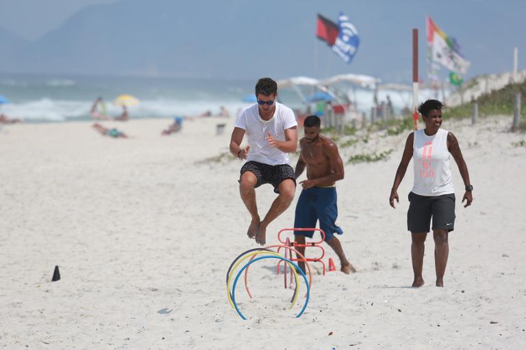 Cauã Reymond faz treino funcional em praia do Rio