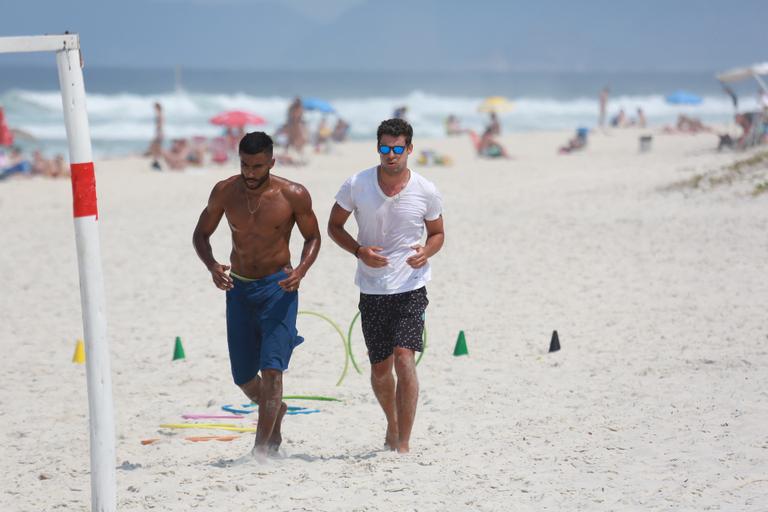 Cauã Reymond faz treino funcional em praia do Rio
