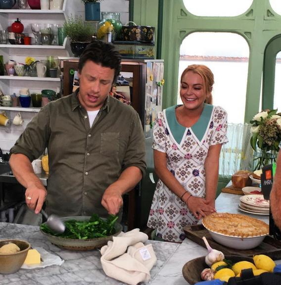 Lindsay Lohan aprende a cozinhar com Jamie Oliver