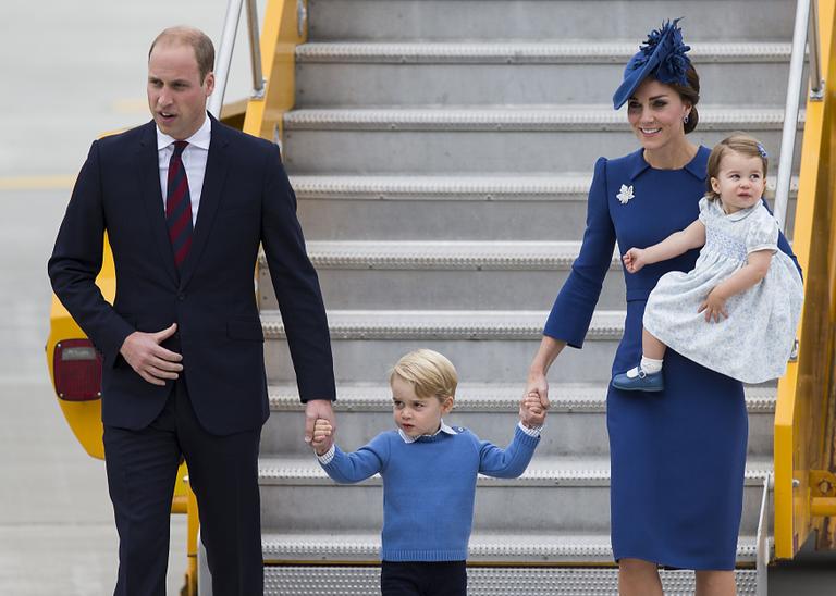Príncipe George e Charlotte roubam a cena na chegada real ao Canadá