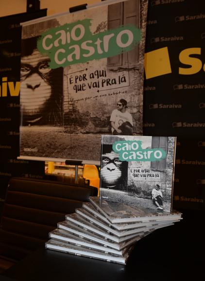 Caio Castro lança seu livro em SP