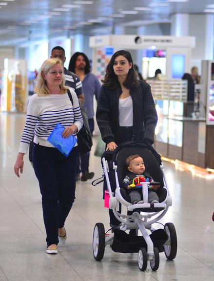 Sophie Charlotte faz raríssima aparição com o filho em aeroporto