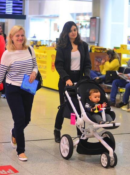 Sophie Charlotte faz raríssima aparição com o filho em aeroporto