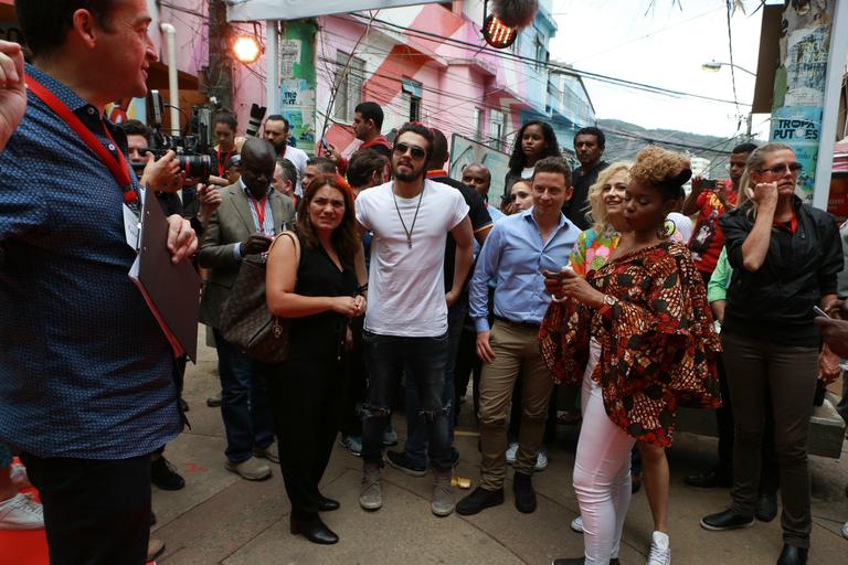 Luan Santana participa de lançamento de clipe com artistas internacionais