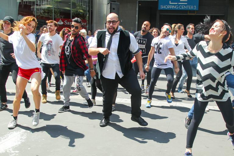 Tiago Abravanel faz flashmob na Avenida Paulista 