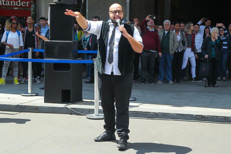 Tiago Abravanel faz flashmob na Avenida Paulista 