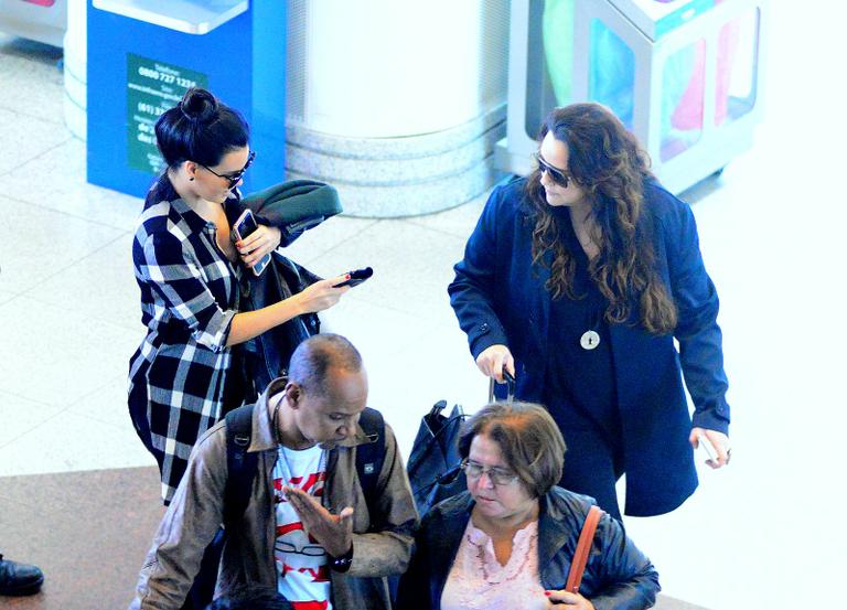 Letícia Lima e Ana Carolina posam juntinhas e fazem graça com paparazzo em aeroporto