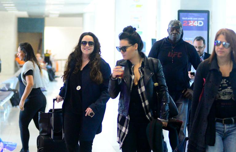Letícia Lima e Ana Carolina posam juntinhas e fazem graça com paparazzo em aeroporto