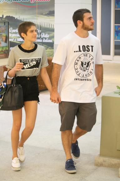 Isabella Santoni curte passeio com o namorado, Lucas Wakim