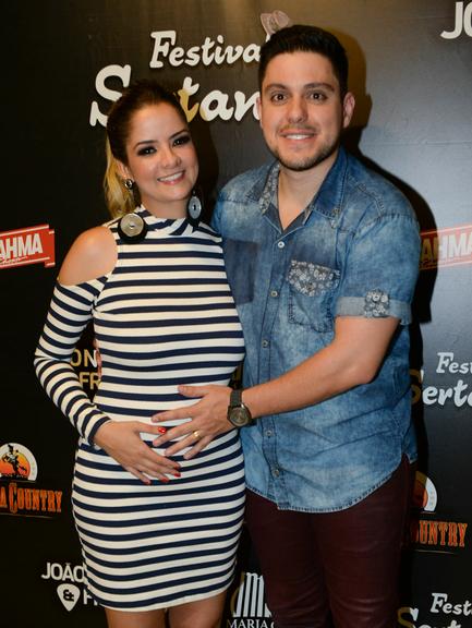 Maria Cecília e Rodolfo anunciam gravidez em show