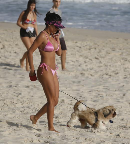 Munik Nunes exibe sua boa forma em dia na praia
