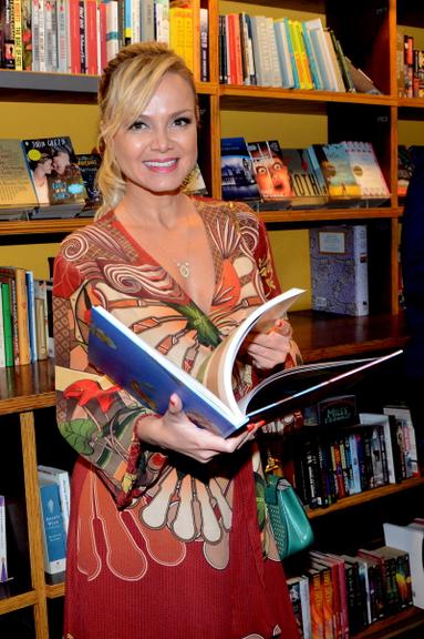 Eliana prestigia lançamento de livro em São Paulo