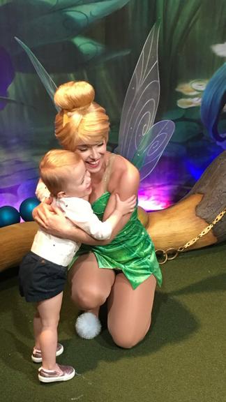 Kelly Clarkson leva os filhos à Disney pela primeira vez