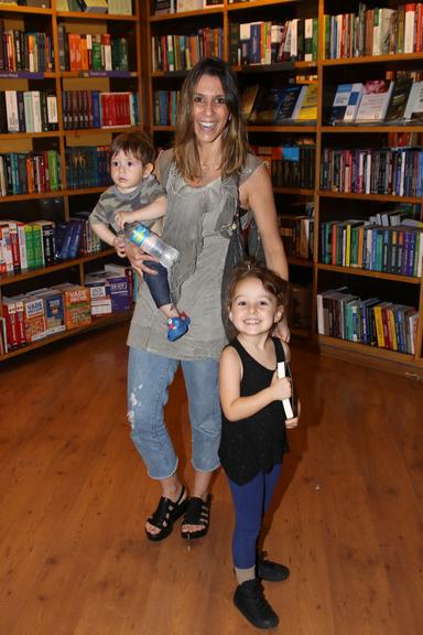 Sarah Oliveira com os filhos