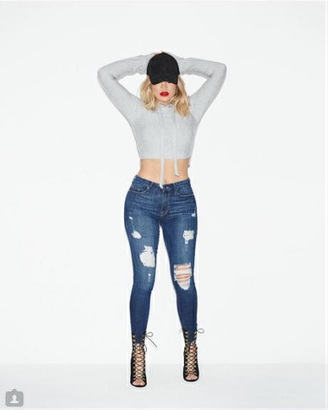 Khlóe e Kylie são fãs de calça jeans cigarrete