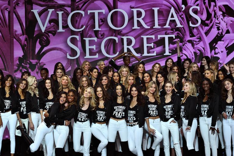 Modelos da Victoria's Secret fazem ensaio em Paris