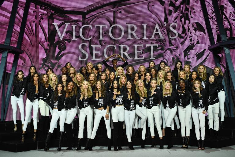 Modelos da Victoria's Secret fazem ensaio em Paris