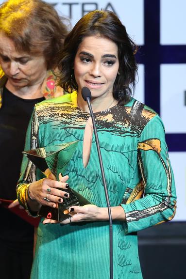 Luciana Lima, viúva de Domingos Montagner, recebe prêmio do ator