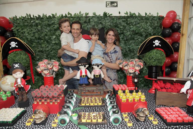 Fernando Pavão comemora aniversário dos dois filhos