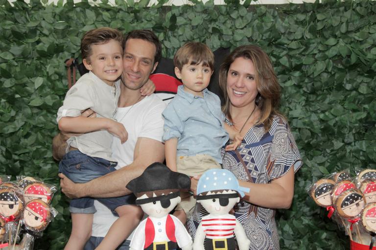 Fernando Pavão comemora aniversário dos dois filhos