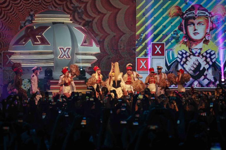 Xuxa revive passado em show em São Paulo