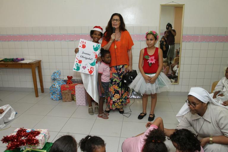Joanna presenteia crianças em orfanato no Rio