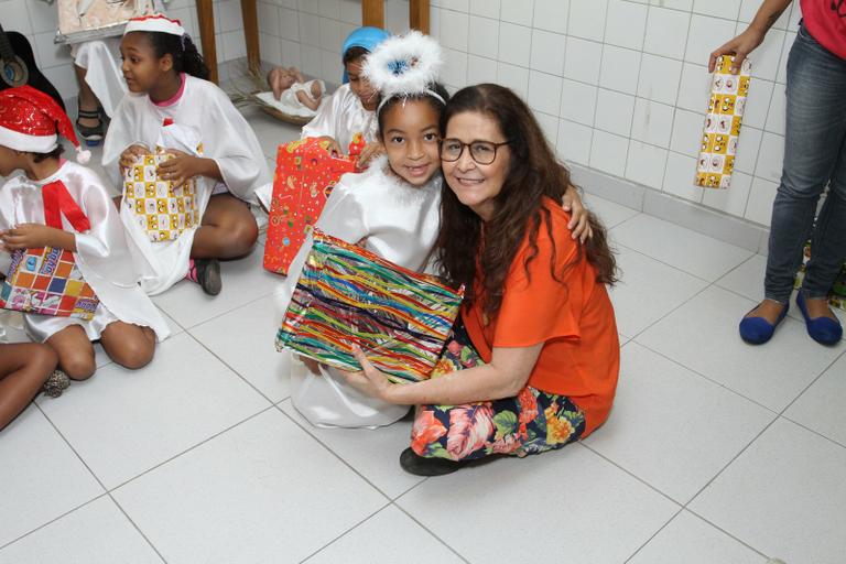 Joanna presenteia crianças em orfanato no Rio