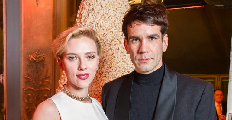 Scarlett Johansson faz rara aparição ao lado do marido