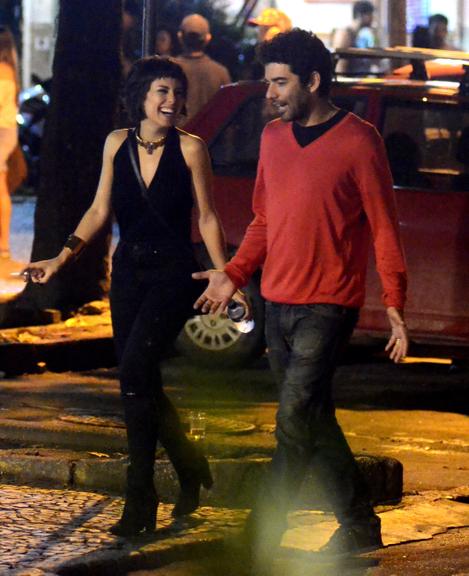 Andreia Horta curte passeio com o namorado, Gustavo Machado