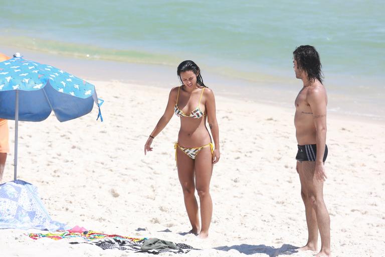 Grávida, Yanna Lavigne curte dia em praia no Rio de Janeiro