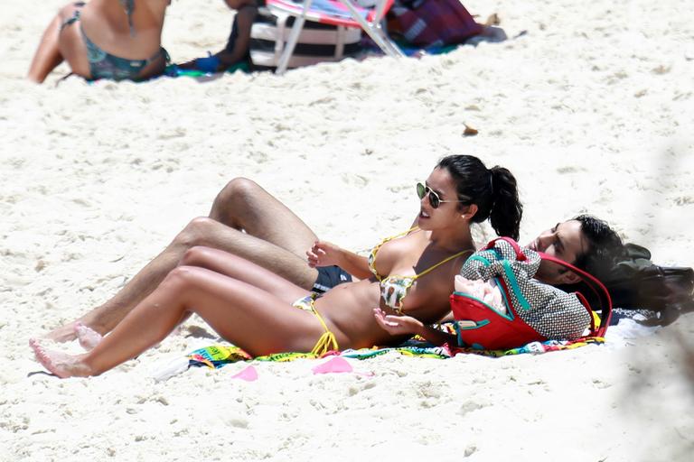 Grávida, Yanna Lavigne curte dia em praia no Rio de Janeiro