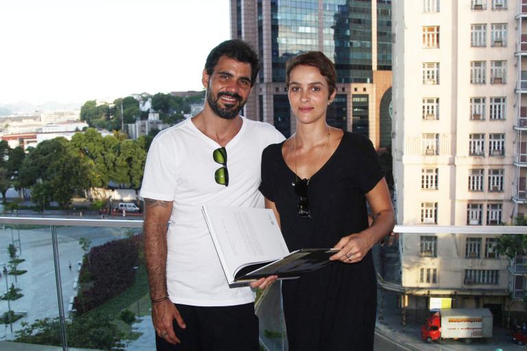 Juliano Cazarré com a amada, Letícia Bastos