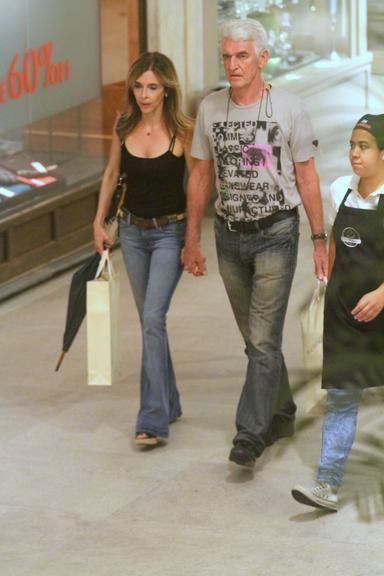Deborah Evelyn e o marido, Detlev Schneider, passeiam em shopping no Rio