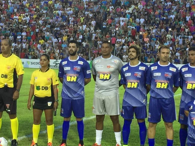 Gusttavo Lima promove futebol solidário em Minas Gerais 