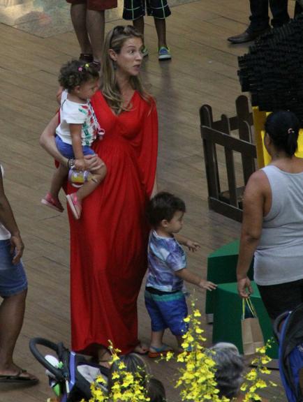 Luana Piovani curte passeio com a família no Rio de Janeiro
