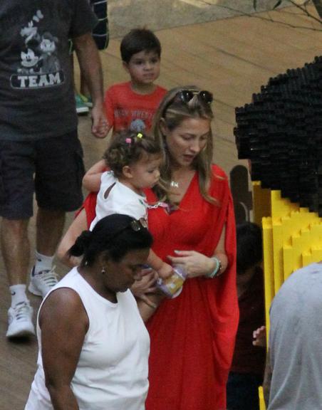 Luana Piovani curte passeio com a família no Rio de Janeiro