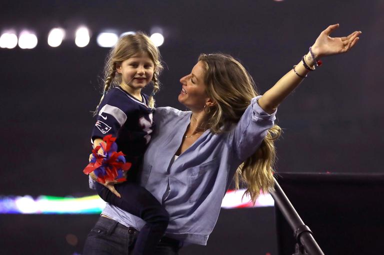Gisele Bündchen dá colo para a filha, Vivian, na final do Super Bowl 51