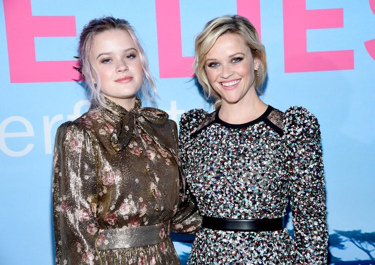 Reese Witherspoon e a filha brilham em red carpet