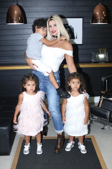 Dani Souza com os filhos