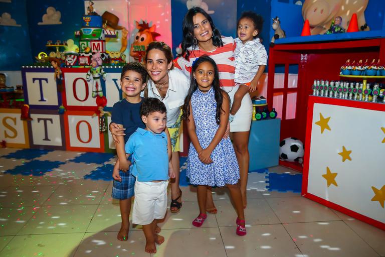 Wanessa Camargo com os filhos, José Marcus e João Francisco, Luciele Camargo com Maria Eduarda e Davi