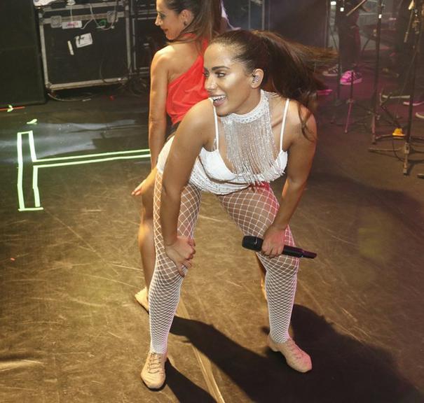 Scheila Carvalho dança com Anitta em show