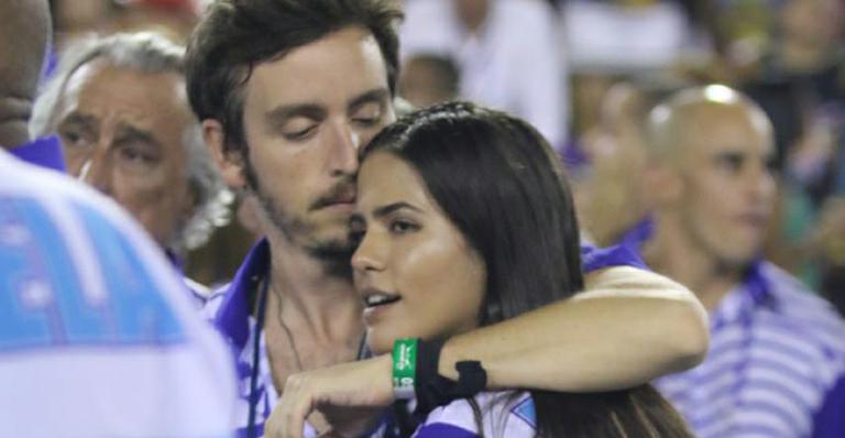 Antonia Morais e Wagner Santisteban trocam beijos na Sapucaí 