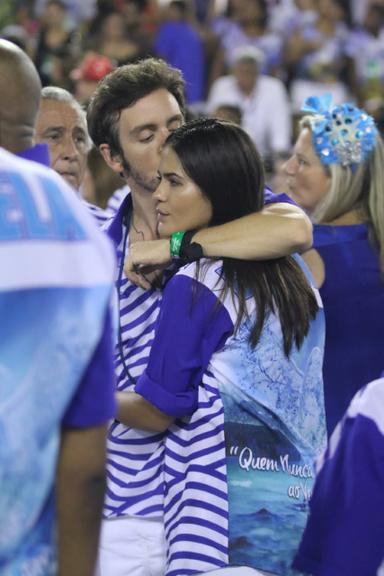 Antonia Morais e Wagner Santisteban trocam beijos na Sapucaí 