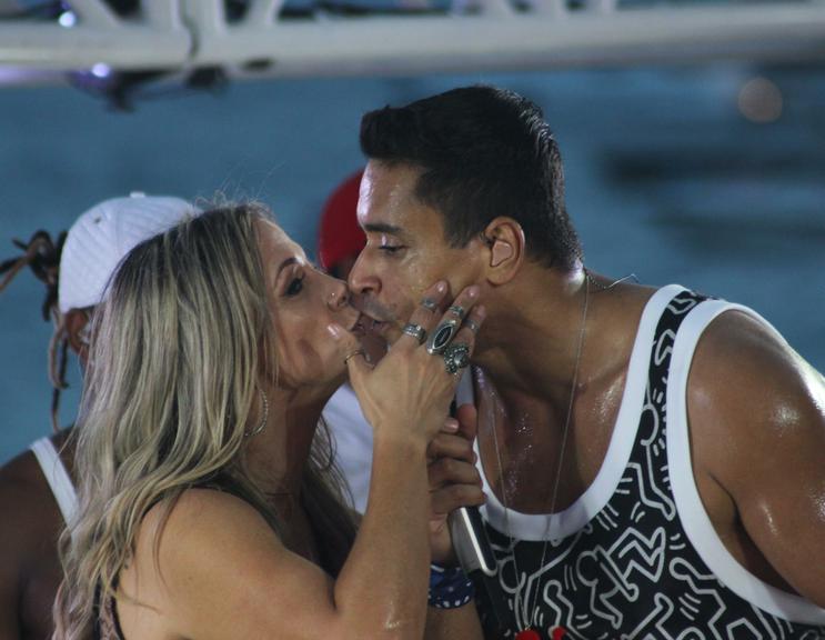 Carla Perez e Xanddy se beijam em cima de trio elétrico em Salvador
