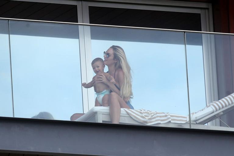 Candice Swanepoel curte o Rio de Janeiro ao lado da família