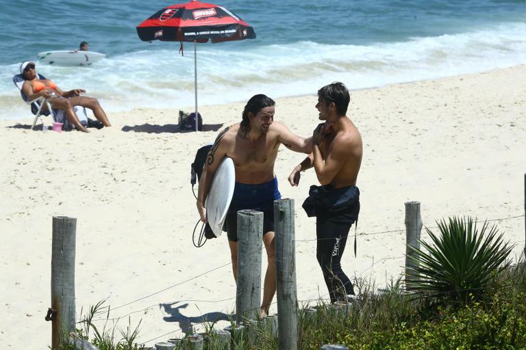 Vladimir Brichta e Rafael Vitti surfam juntos em tarde de folga
